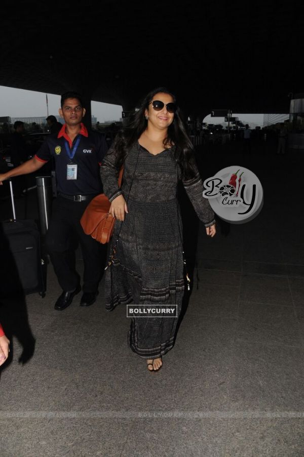 Vidya Balan-Kriti Sanon at the Airport!