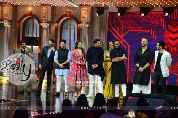 Golmaal Again Team on the sets of The Great Indian Laughter Challenge (430314)