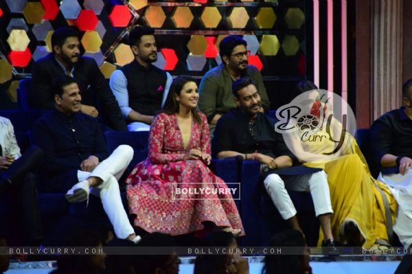 Golmaal Again Team on the sets of The Great Indian Laughter Challenge (430316)