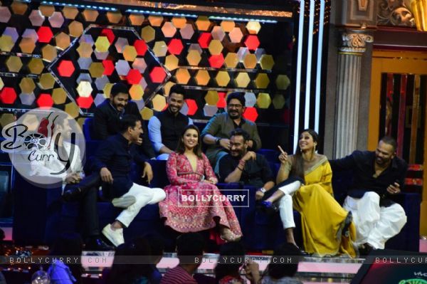 Golmaal Again Team on the sets of The Great Indian Laughter Challenge (430317)