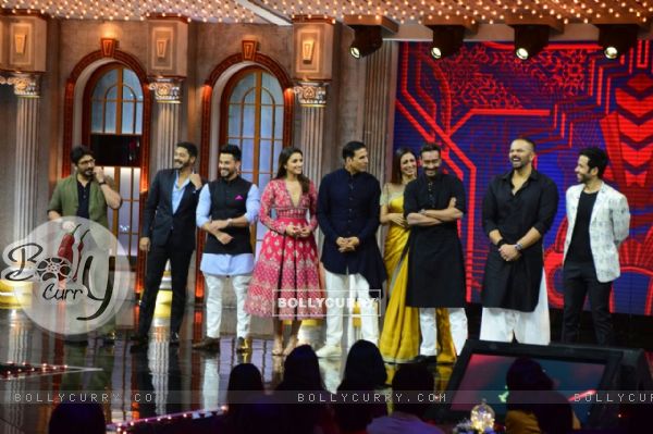 Golmaal Again Team on the sets of The Great Indian Laughter Challenge (430321)