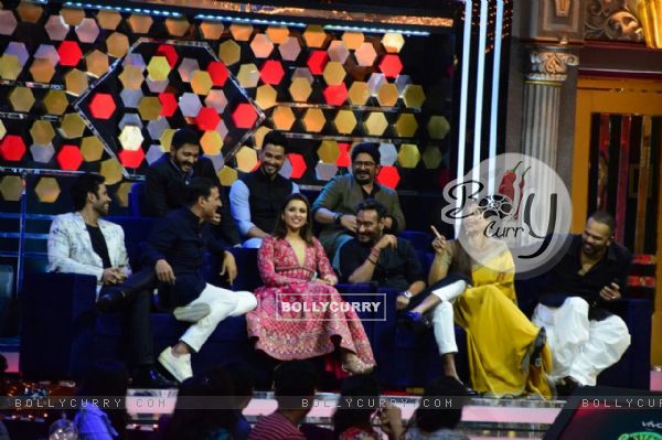 Golmaal Again Team on the sets of The Great Indian Laughter Challenge (430335)