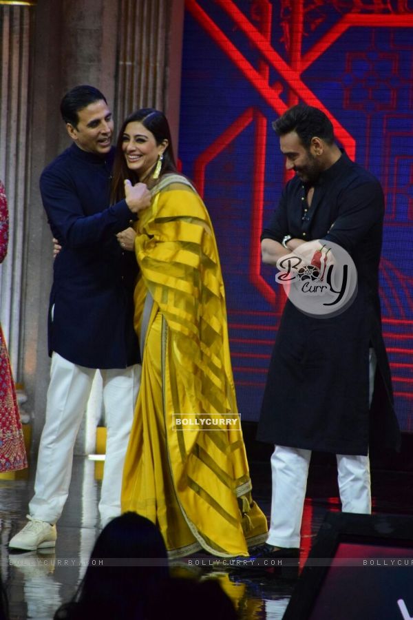 Tabu and Akshay having a gala time on the sets of The Great Indian Laughter Challenge