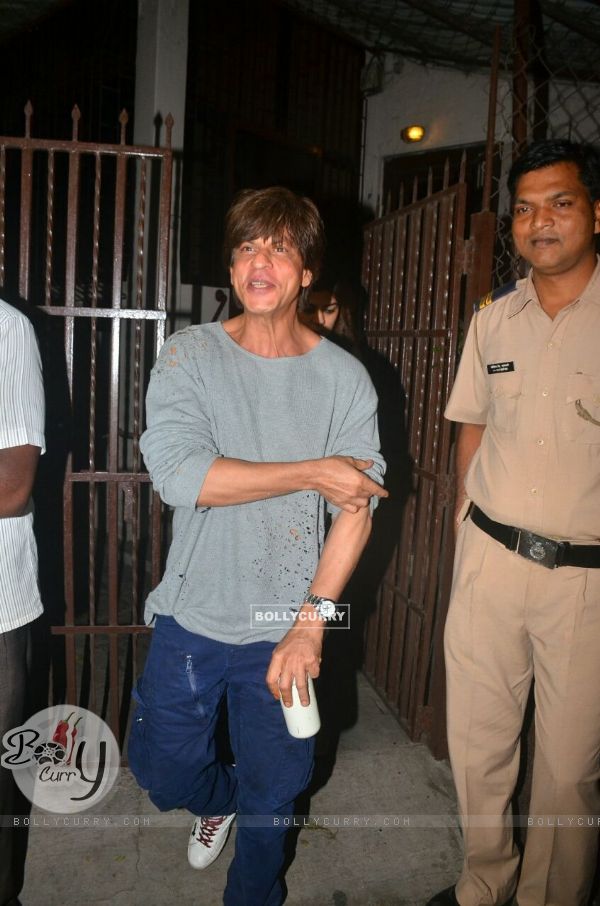 Shah Rukh Khan rolling up his sleeves in style