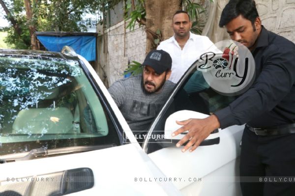 Salman Khan clicked in the city