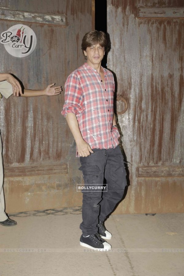 Shah Rukh Khan looks dashing