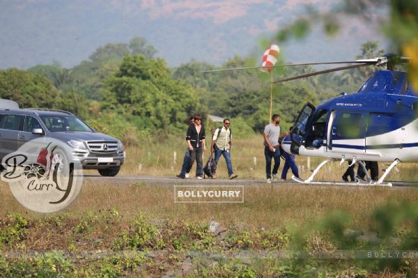 SRK leaves in his Chopper to Mumbai