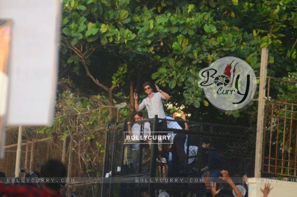 Shah Rukh Khan meets his fans