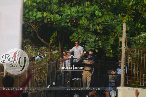 Shah Rukh Khan throws a special gift for his fans