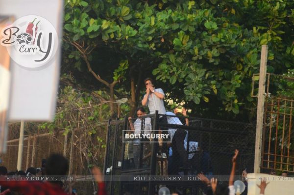 Shah Rukh Khan flys a kiss for his fans