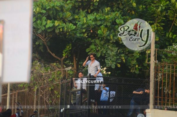 Shah Rukh Khan salam's his fans