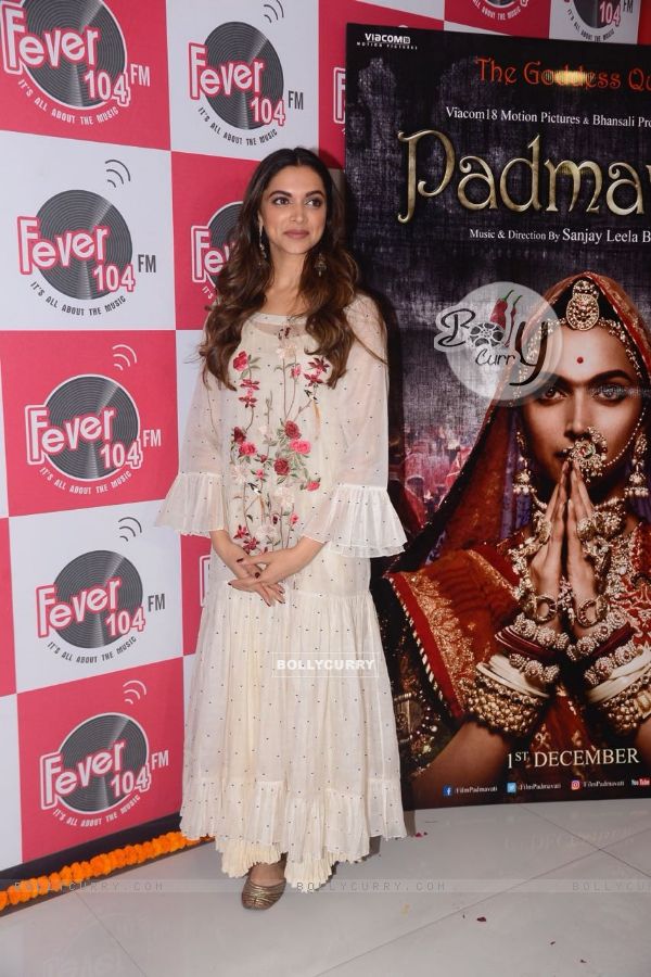 Deepika poses with the poster of her film, Padmavati (431387)