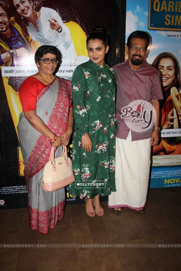 Parvathy with her parents (431474)