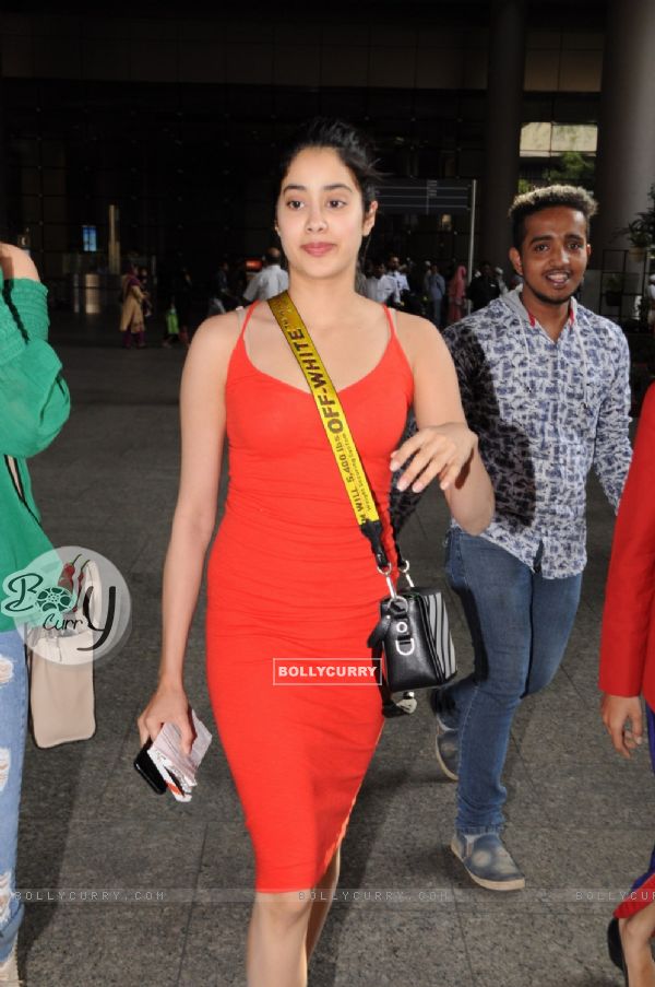 Jahnavi Kapoor looks bright in her orange dress