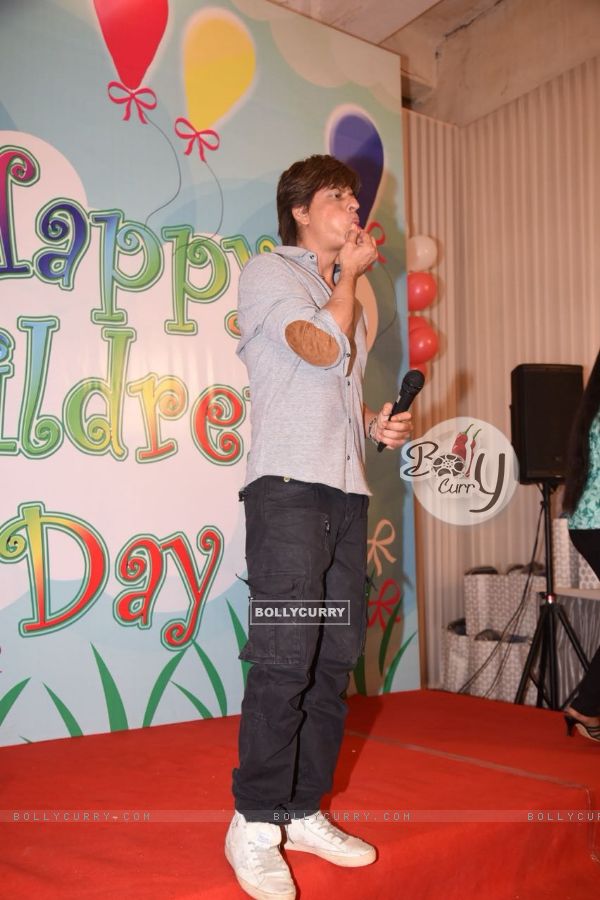 A cute SRK celebrates children's day