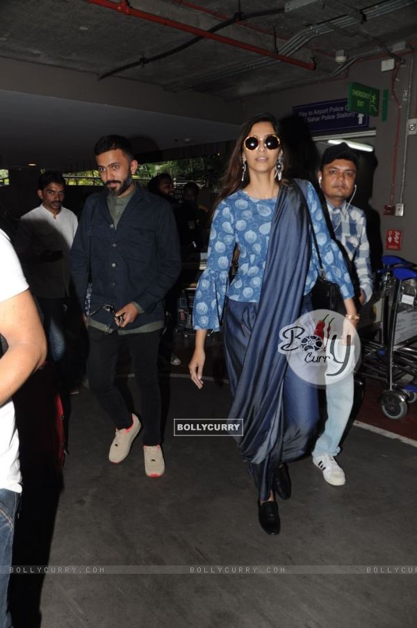 Sonam Kapoor - Anand Ahuja spotted together