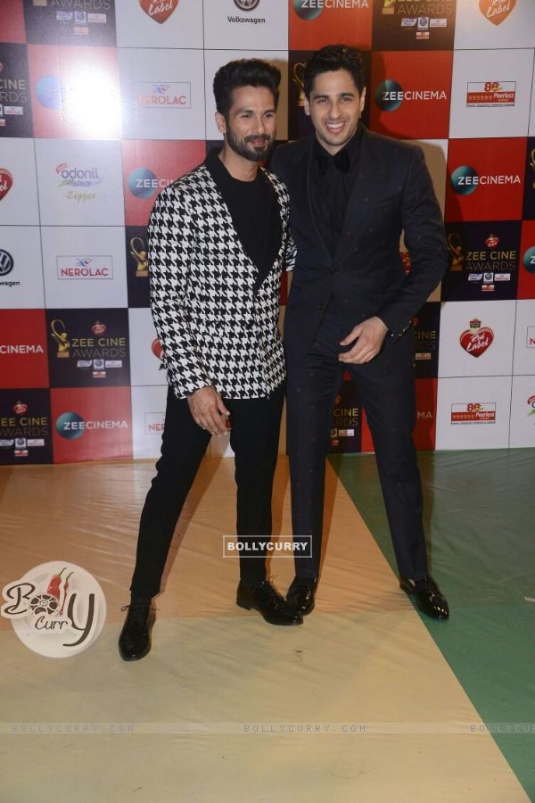 It's all smile for Shahid - Sidharth
