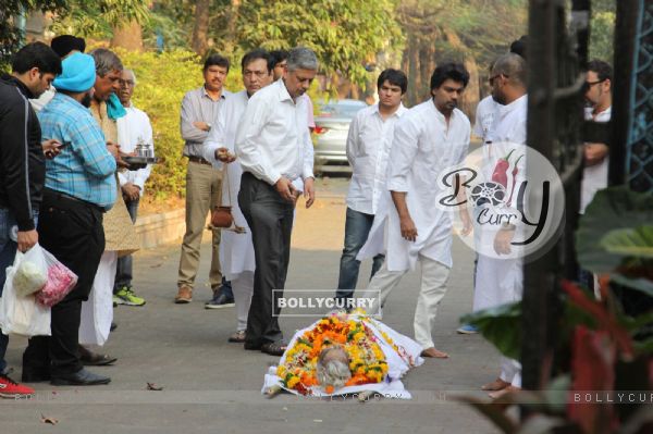 SRK, Abhishek Bachchan at Nikhil Dwivedi's Dad's Funeral
