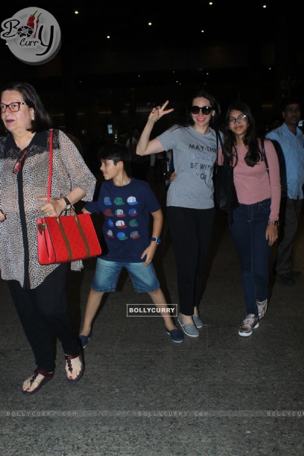 Tiger - Disha, Sidharth and Karisma with family return from holidays