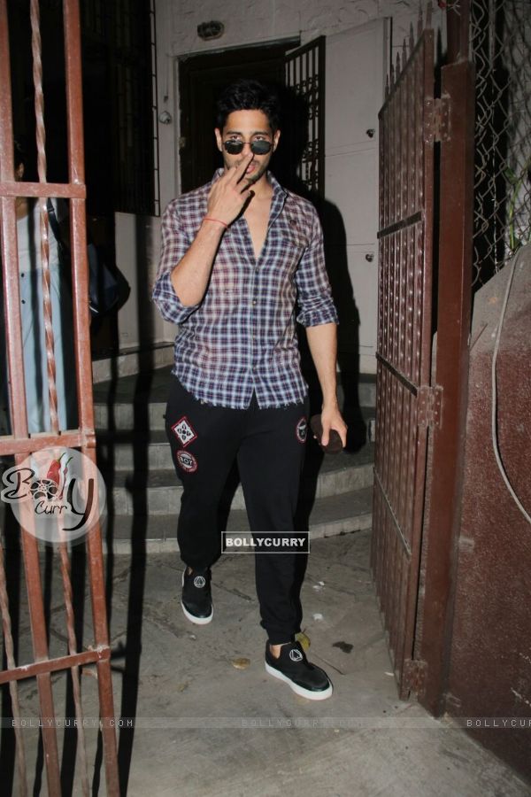 Sidharth's middle-finger picture will leave you in Splits