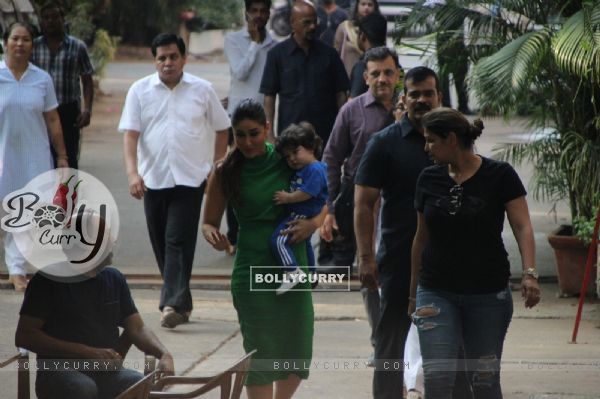 Taimur accompanies mom Kareena Kapoor on her sets