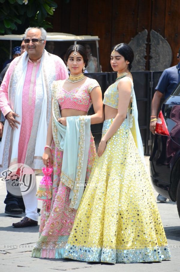 Boney Kapoor, Janhvi Kappor and Khushi Kapoor at Sonam Kapoor and Anand Ahuja Wedding