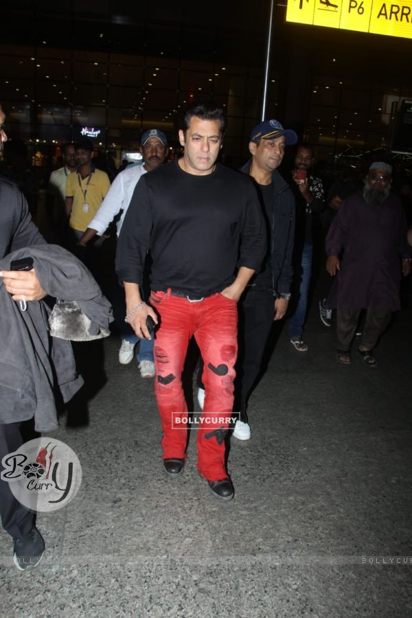 Bollywood actor Salman Khan Spotted at airport