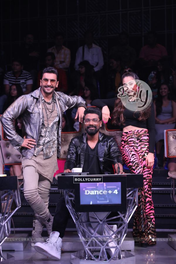 Ranveer Singh with Sara Ali Khan and Remo Dsouza on the sets of Dance Plus 4 (441262)