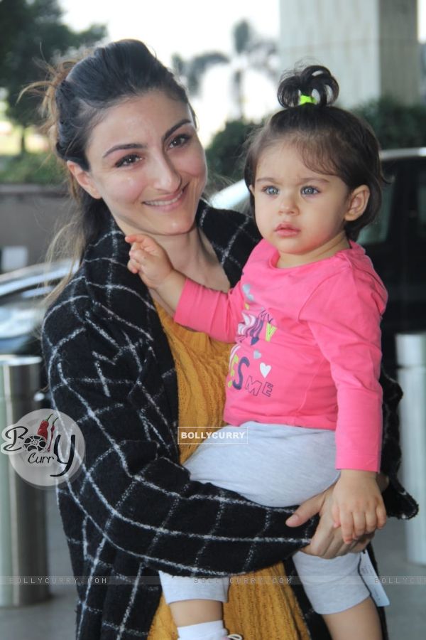 Soha Ali Khan with daughter Inaaya Khemu Snapped at the Airport