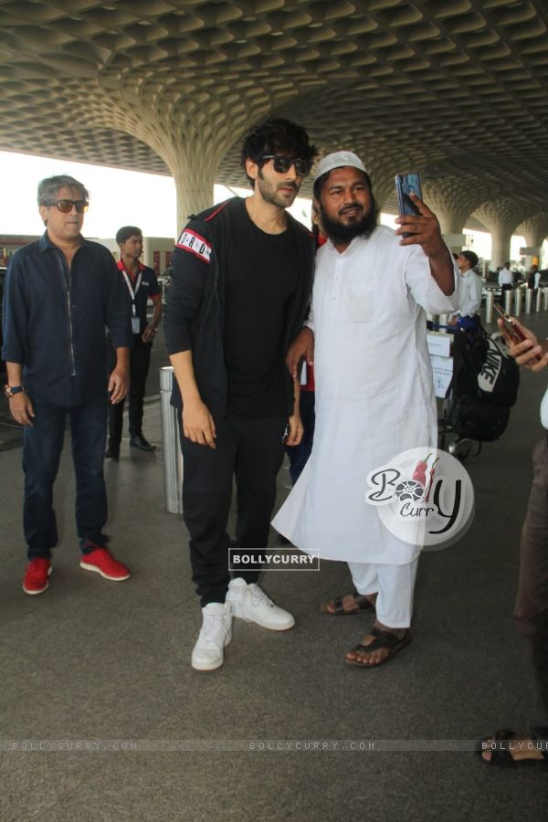 Kartik Aaryan with a fan Snapped at the Airport