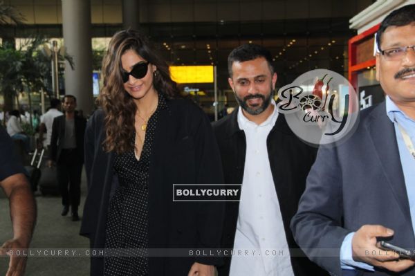 Sonam Kapoor with husband Anand Ahuja spotted at Mumbai Airport