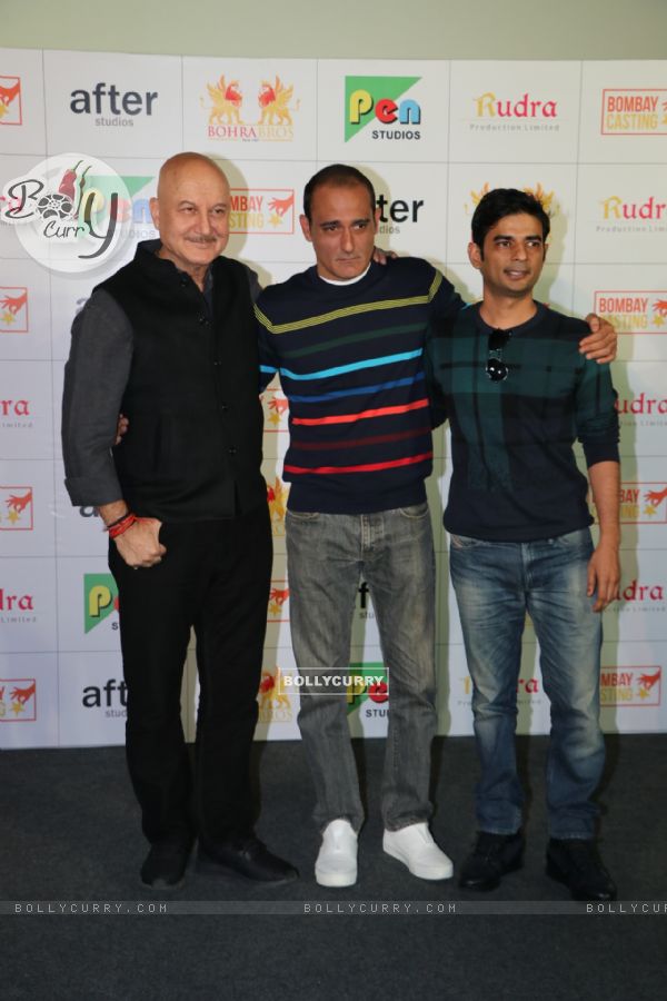 Anupam Kher and Akshaye Khanna with Vijay Gutte at The Accidental Prime Minister trailer launch (442632)