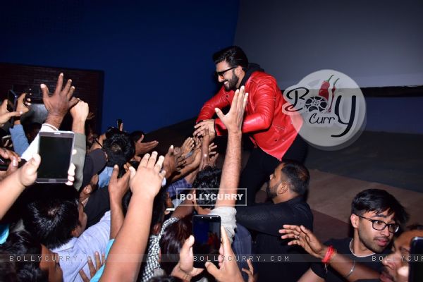 Ranveer Singh snapped with fans during  screenings of Simmba at Gaiety Theatre, Bandra