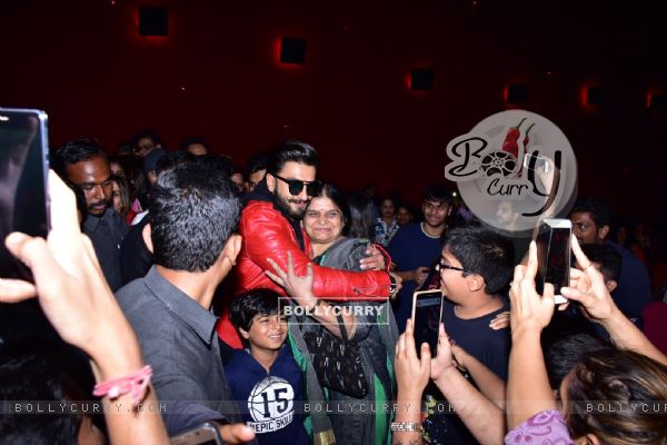 Ranveer Singh snapped with fans during screenings of Simmba at Gaiety Theatre, Bandra (442716)