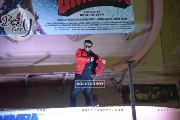 Ranveer Singh snapped during screenings of Simmba at Gaiety Theatre, Bandra (442717)