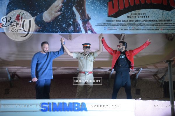 Ranveer Singh and Rohit Shetty snapped during screenings of Simmba at Gaiety Theatre, Bandra (442720)