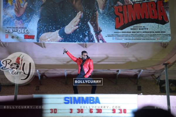 Ranveer Singh snapped during screenings of Simmba at Gaiety Theatre, Bandra (442721)