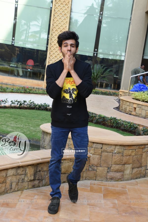 Kartik Aaryan snapped in a candid moment (444836)