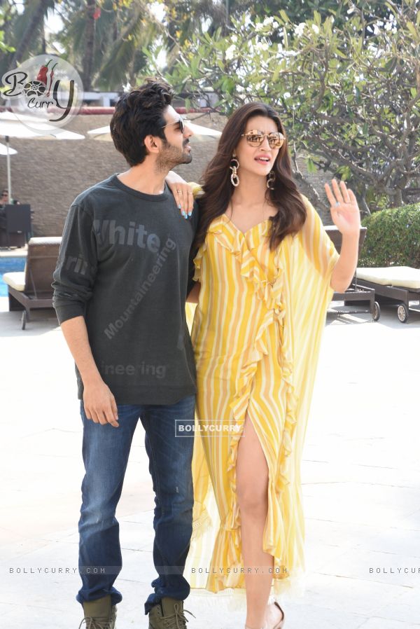 Kartik and Kriti spotted during Luka Chuppi promotions (444931)