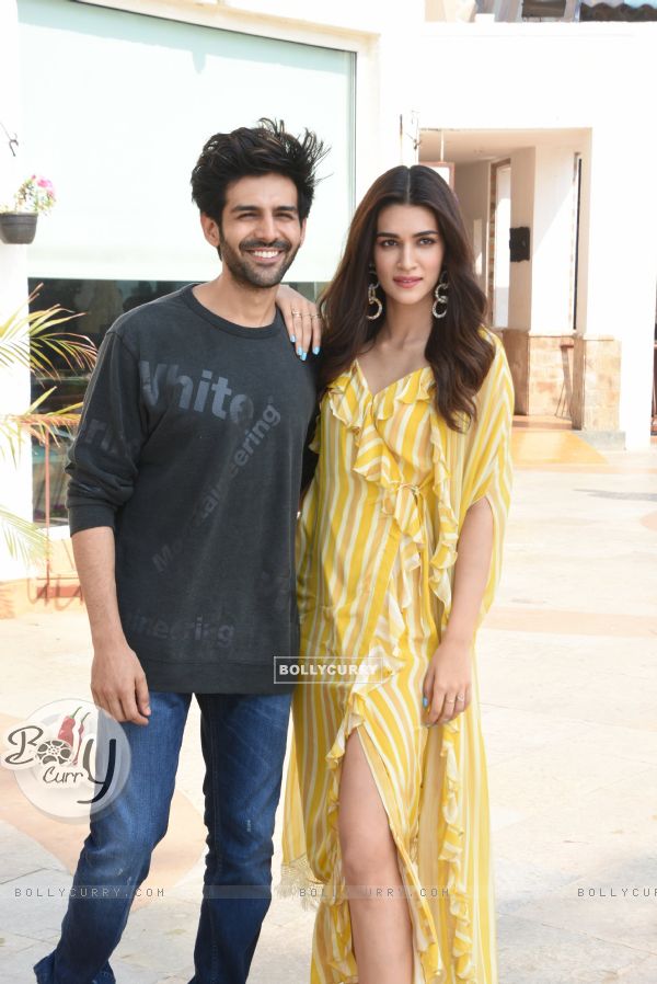Kartik and Kriti spotted during Luka Chuppi promotions (444932)