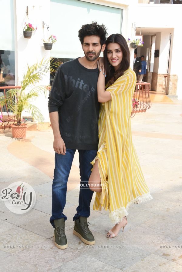 BollyCurry : Kartik and Kriti spotted during Luka Chuppi promotions
