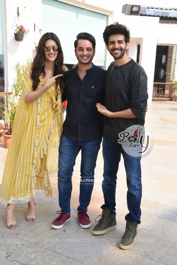Kartik and Kriti spotted during Luka Chuppi promotions (444936)