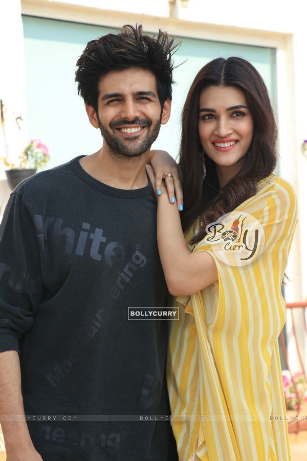 Kartik and Kriti spotted during Luka Chuppi promotions (444938)