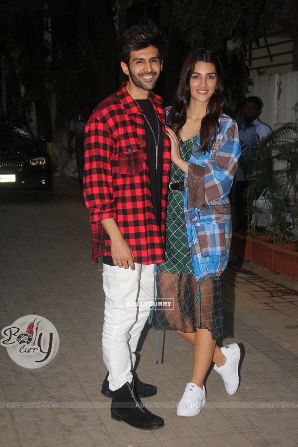 Kartik and Kriti spotted during Luka Chuppi promotions (444944)