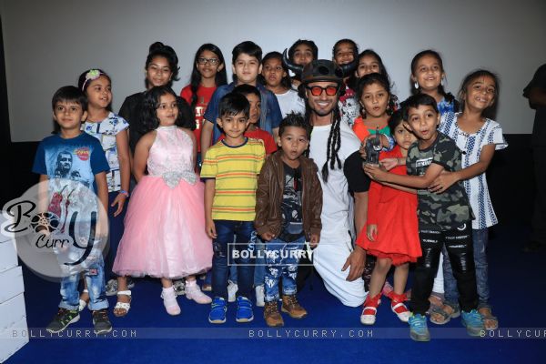 Vidyut Jammwal snapped with Children