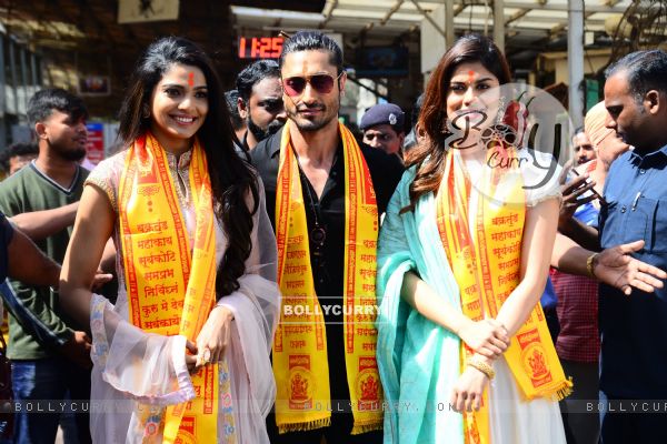 Cast of Junglee visit Sidhivinayak temple to receive blessings from Bappa! (445416)