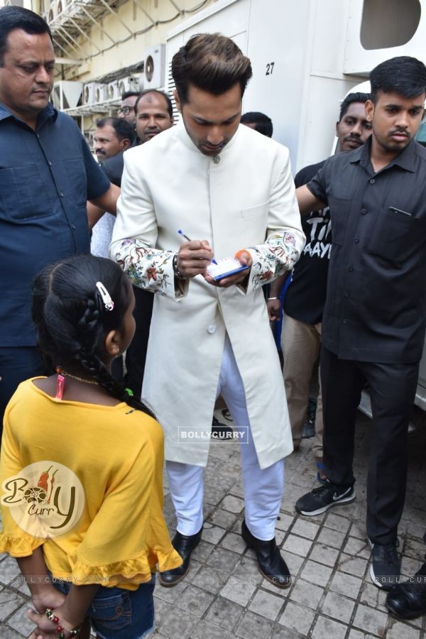 varun Dhawan signs an autograph at the teaser launch of Kalank! (445567)