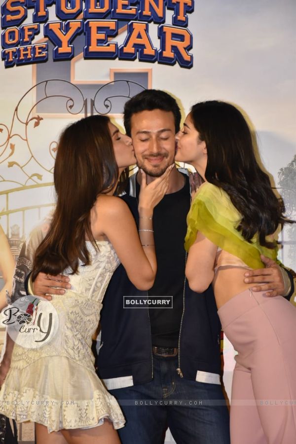 Tiger Shroff showered with love and kisses at the trailer launch of Student of the Year 2 (446388)