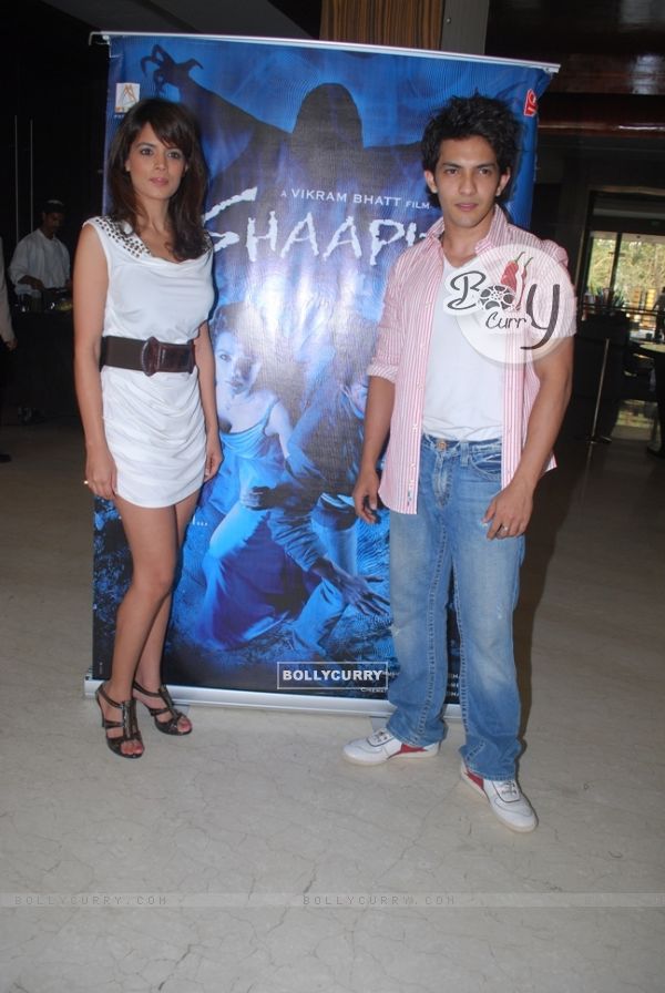 Aditya and Shweta in the movie Shaapit (57587)