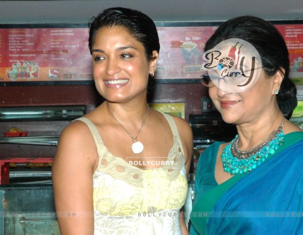 Aparna Sen and Sandhya Mridul in the premiere of the movie The Japanese Wife (60017)